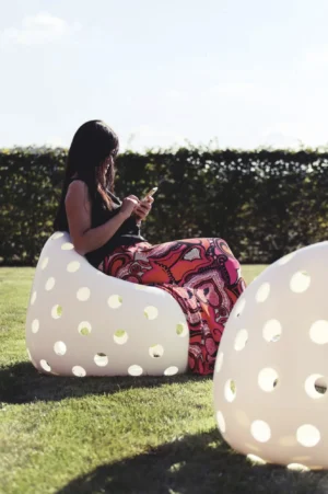 fauteuil extérieur design lumineux pour espaces extérieurs dans un jardin