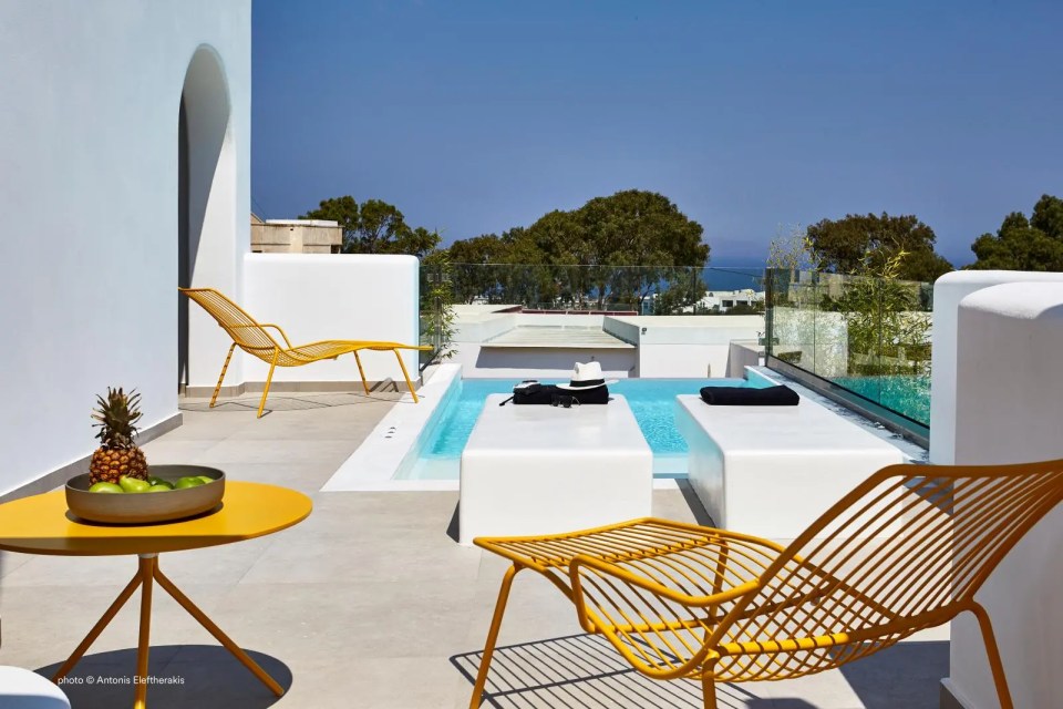 chaise longue en métal de jardin jaune sur terrasse avec piscine