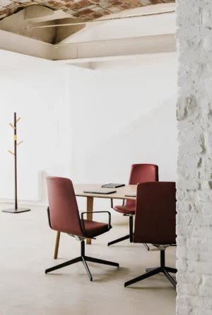 fauteuil de réunion rouge bordeau dans salle de réunion