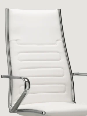 dossier fauteuil de direction dossier haut en cuir blanc ou noir sur fond blanc roulettes chromé