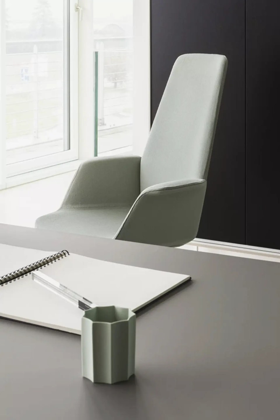 Fauteuil Haut Dossier de bureau et fauteuil de direction vert gris avec un bureau moderne