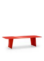 table de réunion rouge ou table à manger rouge moderne et design pour 4 personnes, 6 personnes ou 8 personnes sur fond blanc