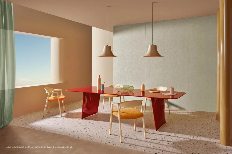 table de réunion ou table à manger rouge moderne et design pour 4 personnes, 6 personnes ou 8 personnes dans un intérieur terrazzo