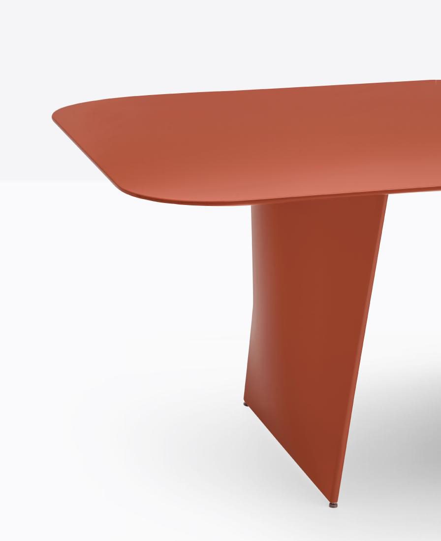 détail table de réunion rouge moderne et design pour 4 personnes, 6 personnes ou 8 personnes