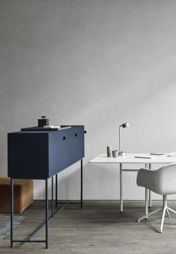 mobilier acoustique de rangement bleu modulable 3 casiers en tissus acoustique dans un bureau avec table et fauteuil
