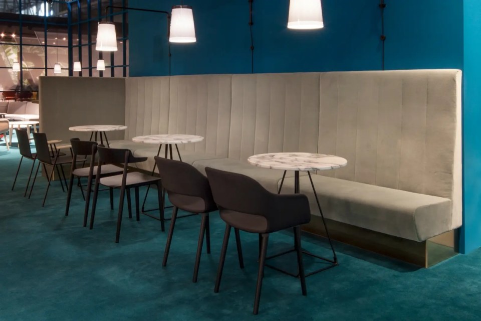 restaurant avec banquette modulaire en velours beige, avec pieds cuivre laiton, banquette de restaurant chic tables et chaises