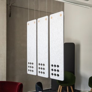rideaux acoustiques gris clair en PET suspendus dans un bureau ou open space