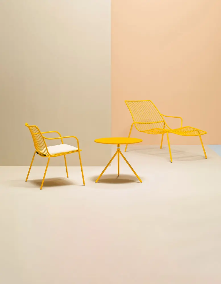 tables de restaurant extérieur métal tables bistrot avec chaise jaune et chaise longue