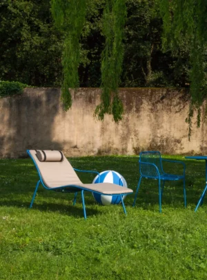 chaise longue en métal de jardin bleu avec coussin