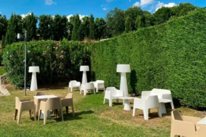 lampadaire extérieur dans un jardin avec tables et chaises
