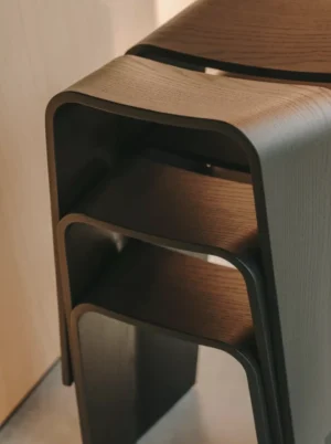 tabouret de coworking design en bois noir empilable