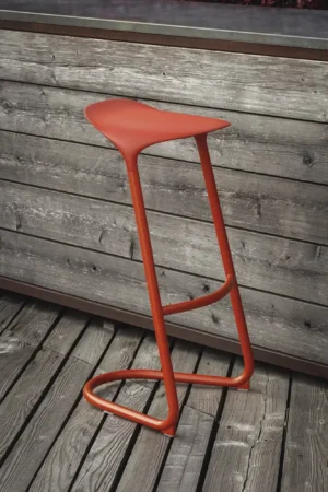 tabouret extérieur de bar design rouge avec table haute blanche ronde