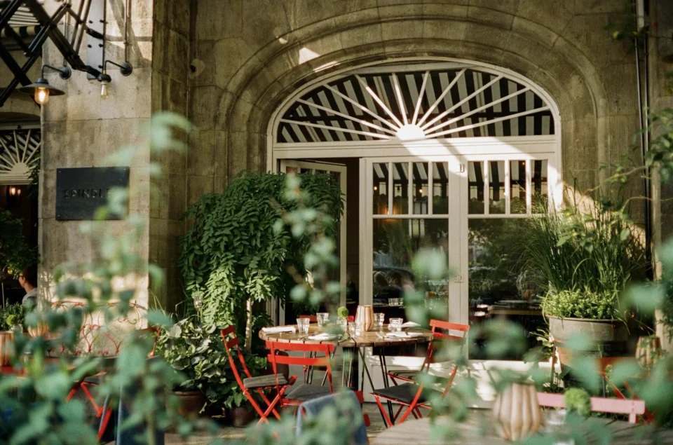 terrasse de bar restaurant design avec chaises en métal