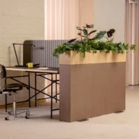 séparateur acoustique mobile avec plantes vertes et rangements étagères en bois dans un bureau