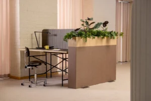 séparateur acoustique mobile avec plantes vertes et rangements étagères en bois dans un bureau