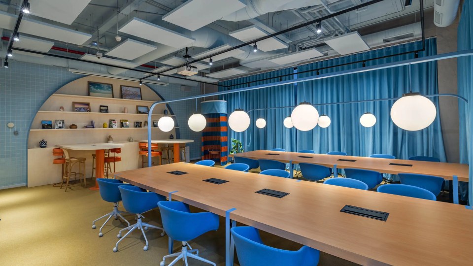 aménager un open space design avec une salle de réunion