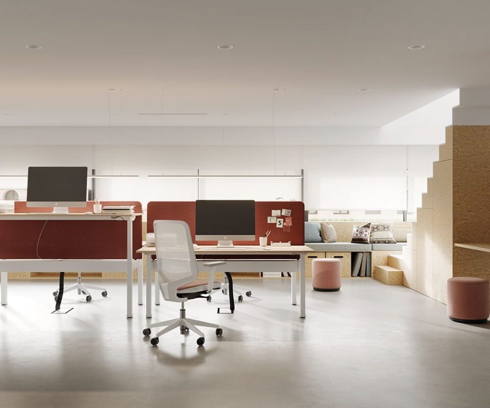 aménagement flex office avec des bureaux bench réglables en hauteur et chaise ergonomique