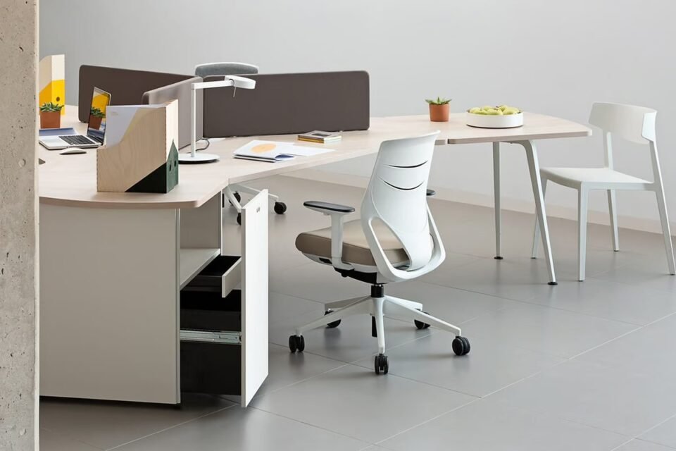 L'utilisation de mobilier multifonction et compact pour optimiser un petit espace de bureau