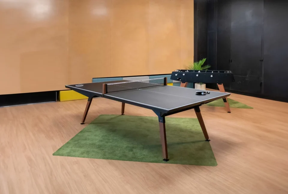 Une table de ping-pong 2 en 1 au bureau : une table de coworking, une table de réunion...