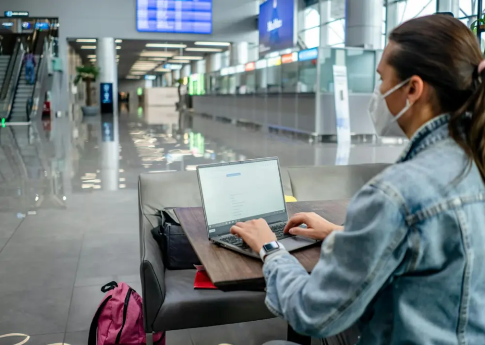 Espace de travail hybride : 5 lieux qui réinventent durablement nos façons de travailler 5 6. Aéroports et gares : l'hybridation nomade des espaces professionnels