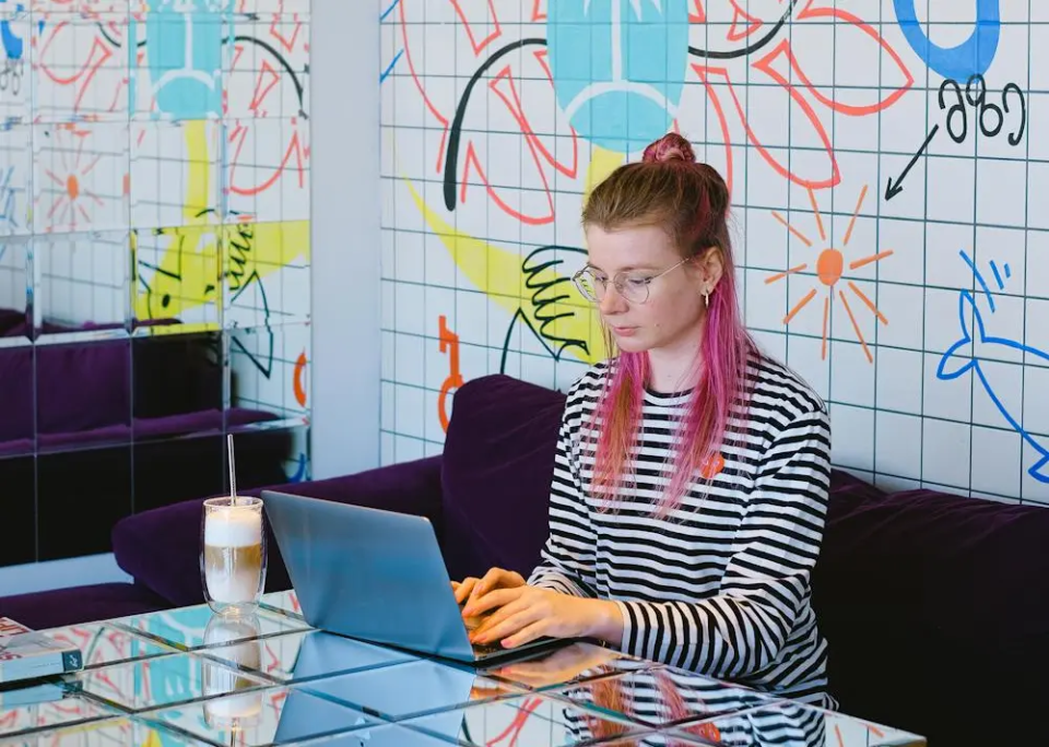 Espace de travail hybride : 5 lieux qui réinventent durablement nos façons de travailler 4 lieu hybride culturel Mobilier professionnel et aménagement d'espaces