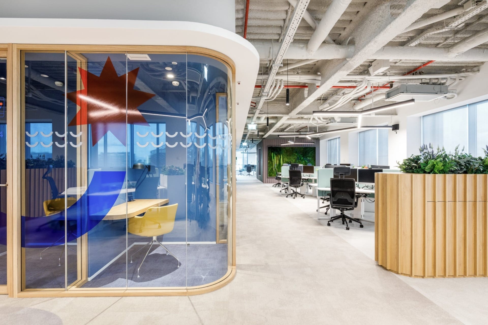 Projet cloison bois arrondi aménagement espaces de travail professionnels