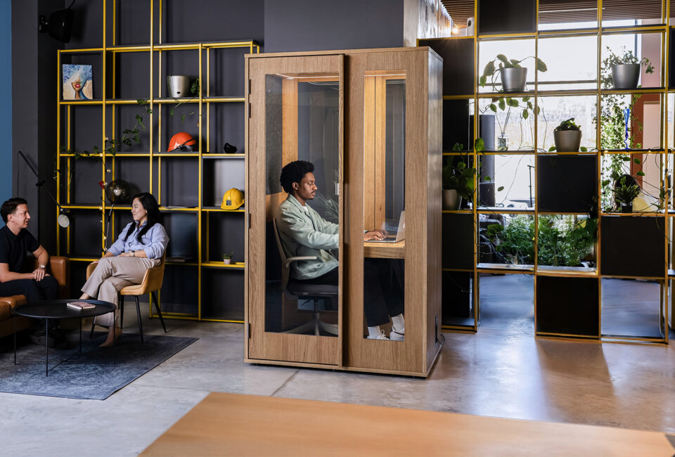 Box de confidentialité acoustique pour 1 personne assise – Heaven Focus dans un open space assis