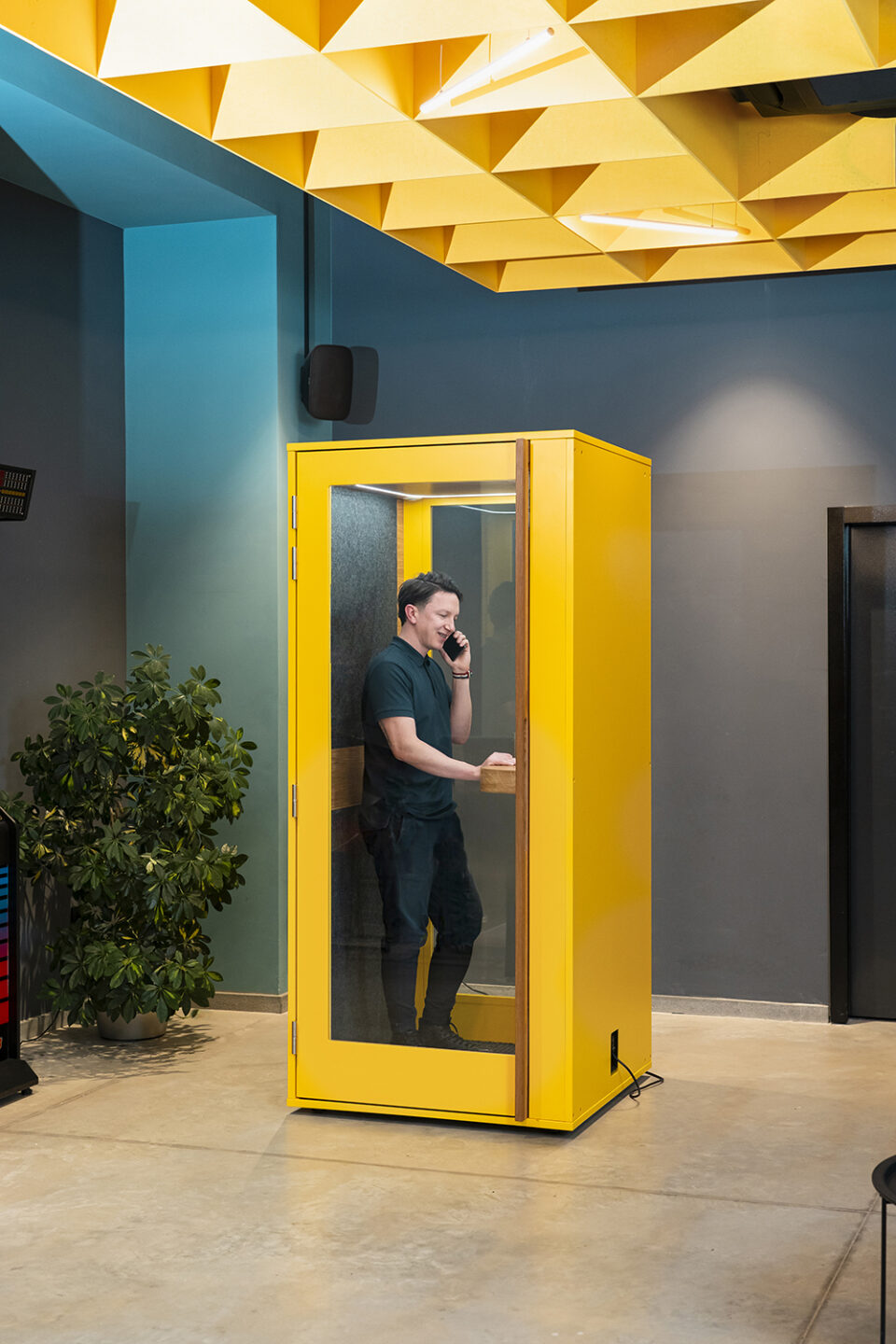 Cabine dappel acoustique individuelle finition bois – Heaven One jaune dans un open space Mobilier professionnel et aménagement d'espaces