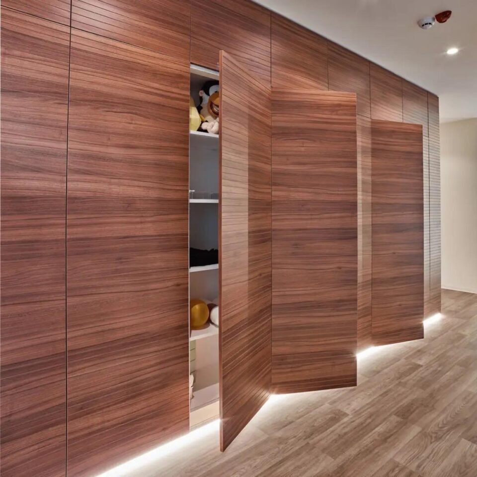Plafond bois acoustique et aménagement sur mesure : un langage commun pour structurer vos espaces 7 armoires bois sur mesure Mobilier professionnel et aménagement d'espaces