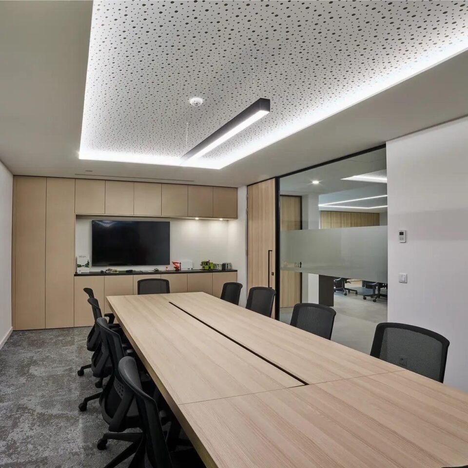 Plafond bois acoustique et aménagement sur mesure : un langage commun pour structurer vos espaces 12 ece54dcc 184d 4ccc a243 8ed49b93f7be Mobilier professionnel et aménagement d'espaces