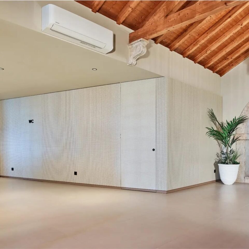 Plafond bois acoustique et aménagement sur mesure : un langage commun pour structurer vos espaces 10 murs en bois perfores design avec portes masquees affleurantes Mobilier professionnel et aménagement d'espaces