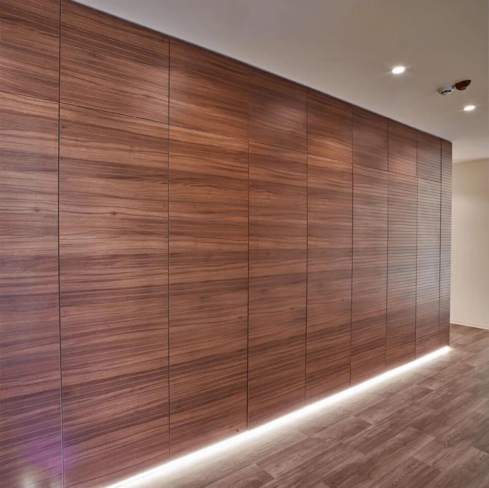 Plafond bois acoustique et aménagement sur mesure : un langage commun pour structurer vos espaces 11 placards fermes en bois agencement Mobilier professionnel et aménagement d'espaces