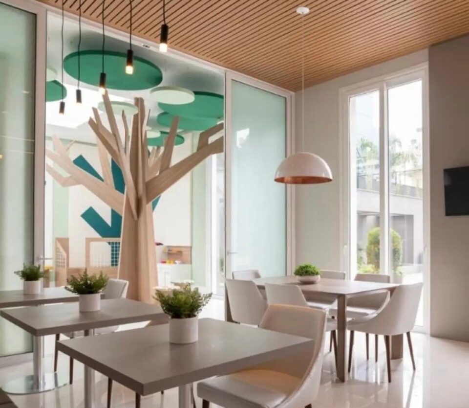 Plafond bois acoustique et aménagement sur mesure : un langage commun pour structurer vos espaces 13 plafond bois acoustique dans une cafeteria Mobilier professionnel et aménagement d'espaces