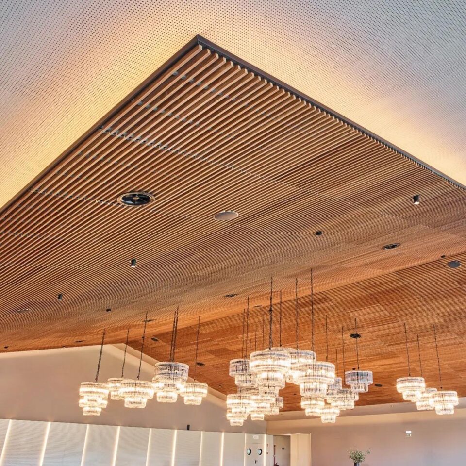 Plafond bois acoustique et aménagement sur mesure : un langage commun pour structurer vos espaces 2 plafond bois acoustique et plafond bois suspendus avec tasseaux Mobilier professionnel et aménagement d'espaces