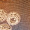 plafond bois ajoure?s avec luminaires