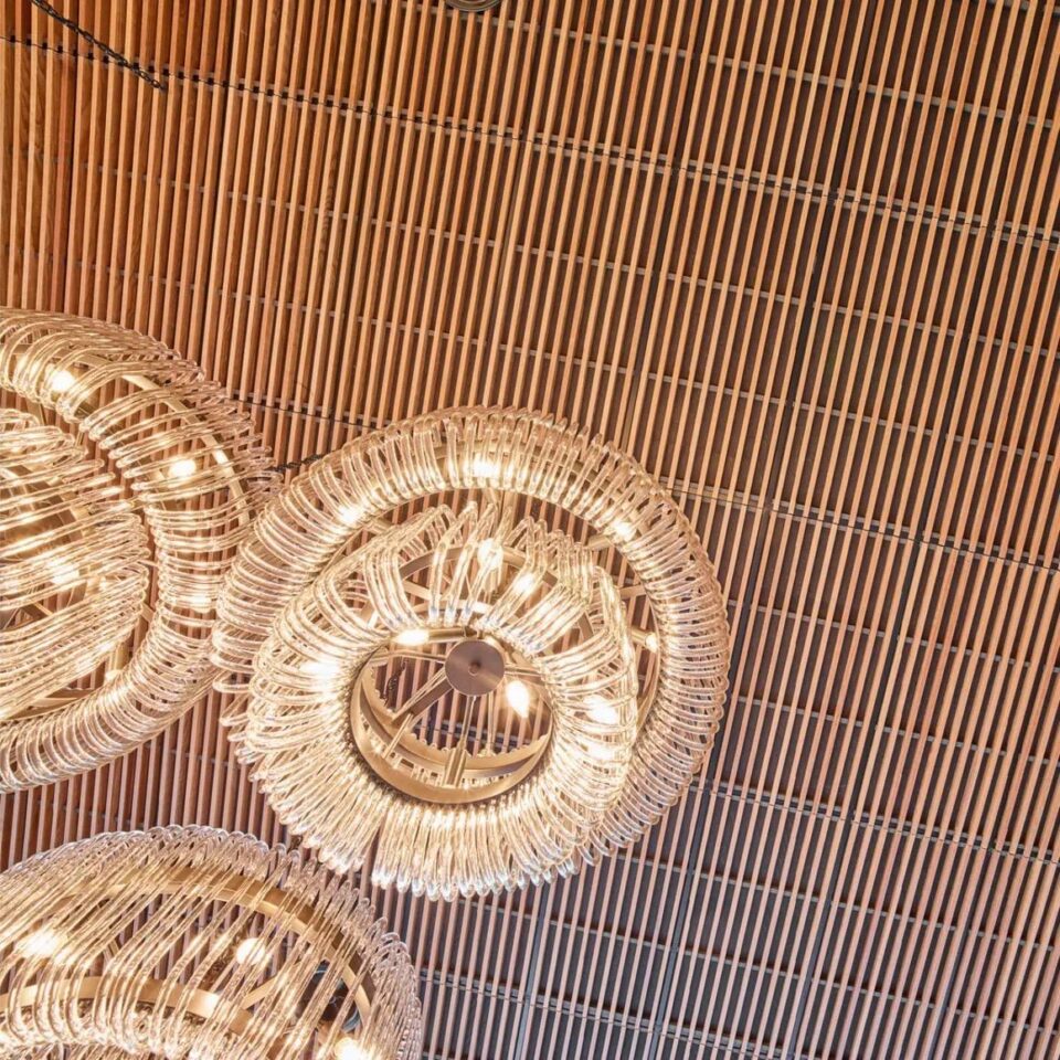 plafond bois ajoure?s avec luminaires