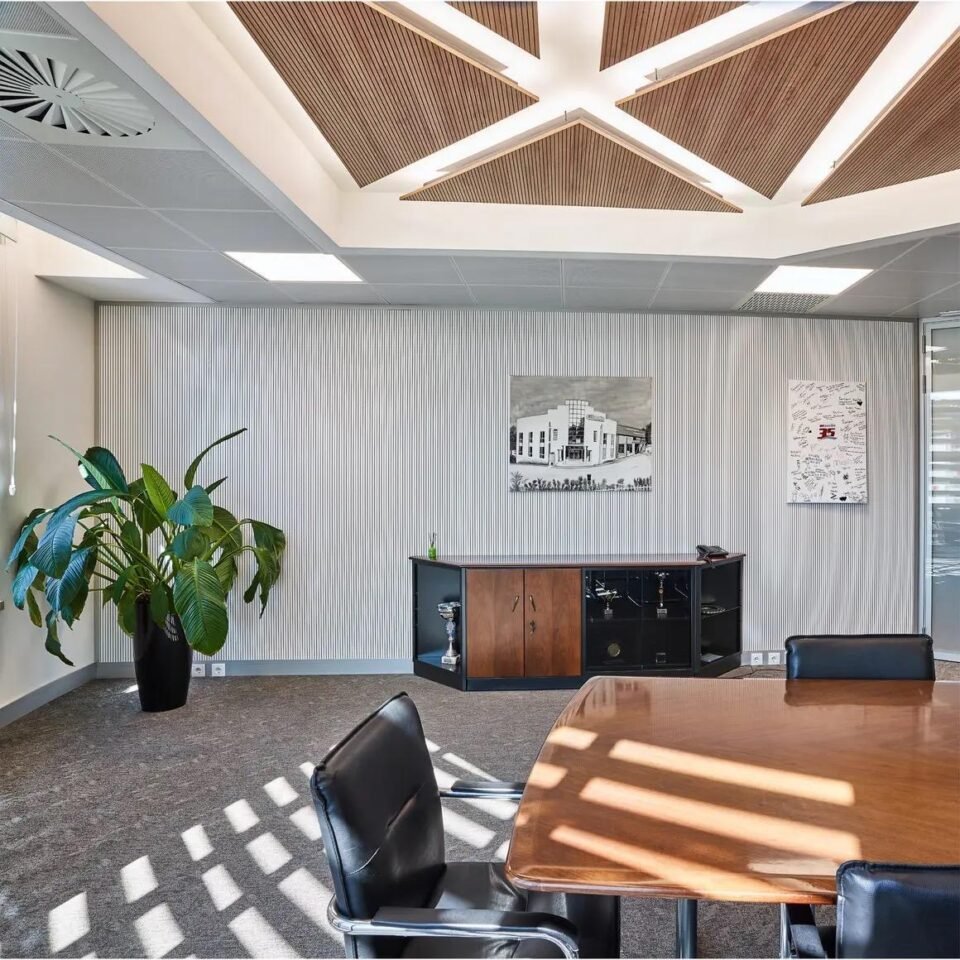 Plafond bois acoustique et aménagement sur mesure : un langage commun pour structurer vos espaces 3 plafond bois design Mobilier professionnel et aménagement d'espaces