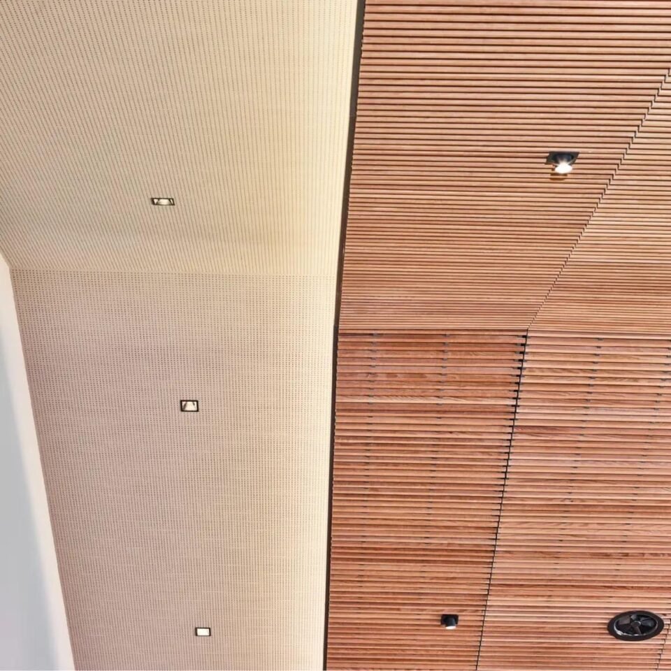 Plafond bois acoustique et aménagement sur mesure : un langage commun pour structurer vos espaces 9 plafond bois et plafond ajoure?