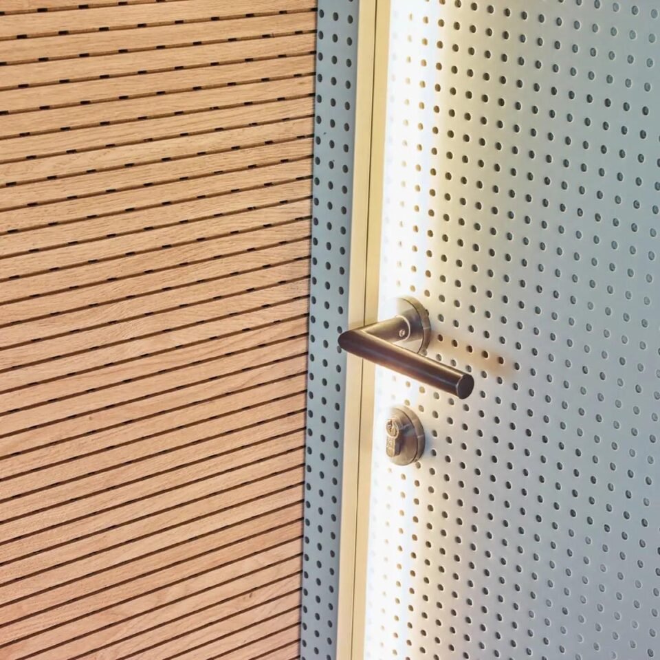 Plafond bois acoustique et aménagement sur mesure : un langage commun pour structurer vos espaces 8 porte bois ajoure avec une poignee Mobilier professionnel et aménagement d'espaces
