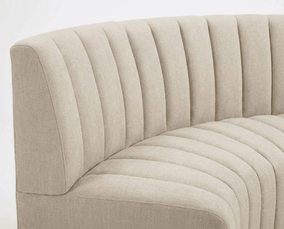 banquette demi cercle de restaurant en tissus beige coutures verticales détail
