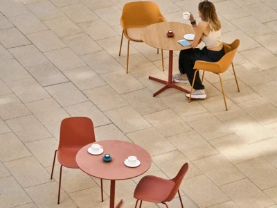 tables et chaises rouge et jaune sur une terrasse de café