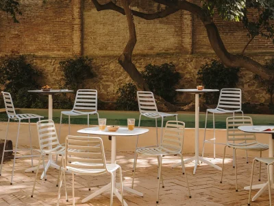 tables de restaurant et chaises hautes sur une terrasse en extérieur